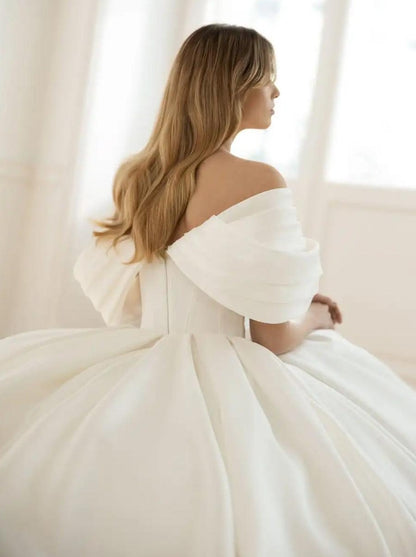 Vintage Wedding Dresses Strapless Sleeveless Natural Waist Satin With Train Pockets Bridal Dress