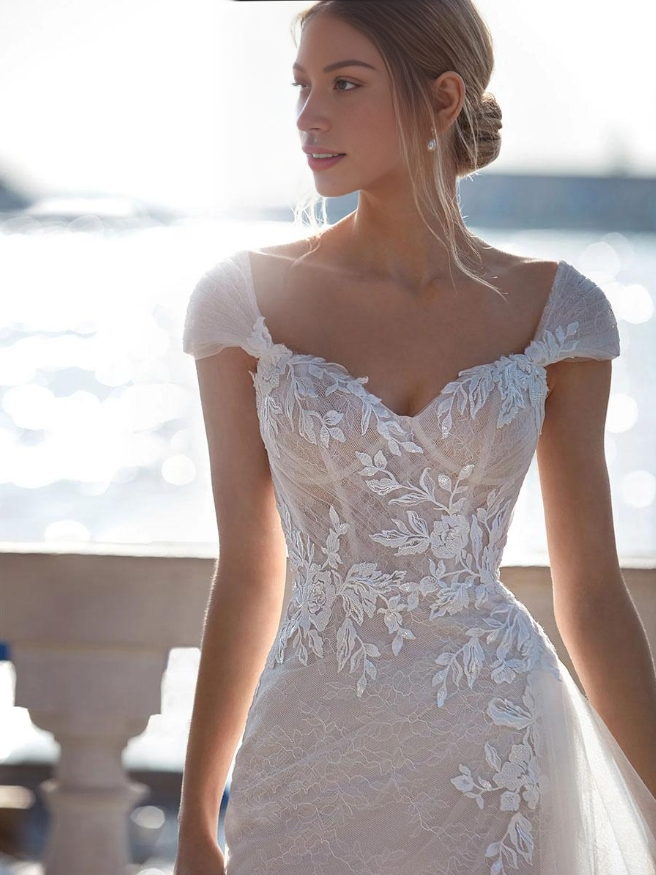 A-Line Wedding Dresses With Train Sleeveless Lace Sweetheart Neck Bridal Mermaid Dress