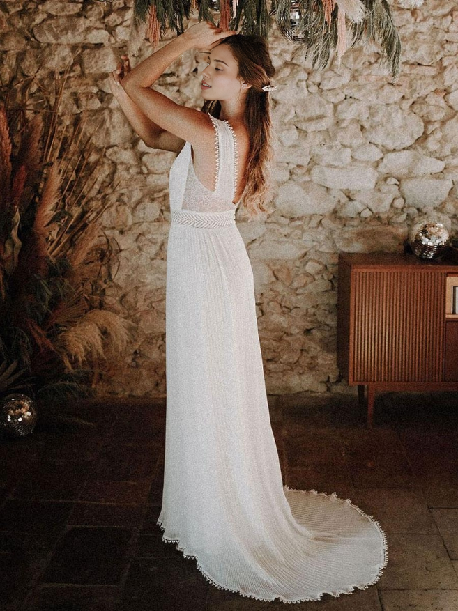 Ivory Boho Wedding Dress Chiffon Pleated A-Line With Train Backless Sleeveless V-Neck Wedding Dress