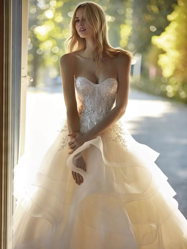 Wedding Dress Princess With Train Sweetheart Neck Sleeveless Natural Waist Applique Lace Bridal Gowns